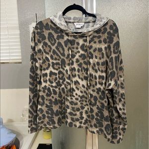 Pull over, hoodie, sweater in animal print.